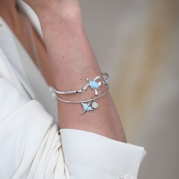 Dune  Stingray Bangle Larimar and Sand  - Goldfinger